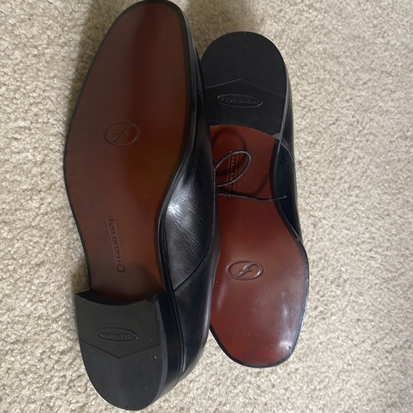 NEW. IN BOX. FLORSHEIM WIDE SIZE 9 - Picture 2 of 4